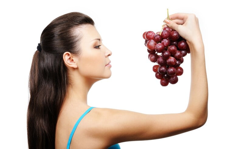 What are the benefits of eating red grapes at night?