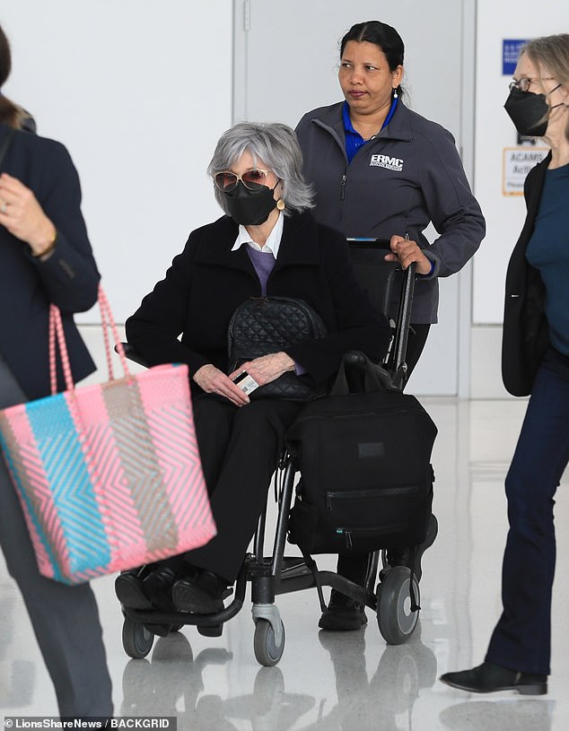 Frail Jane Fonda, 85, is seen in wheelchair at LAX - Coza24 ☑️